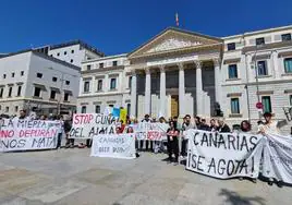 Protestas en contra del modelo turístico de Canarias ayer frente al Congreso de los diputados.