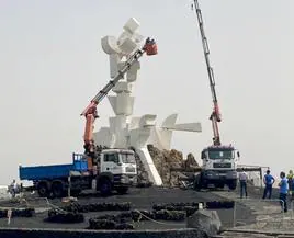 Retirada de piezas rotas en el Monumento al Campesino.