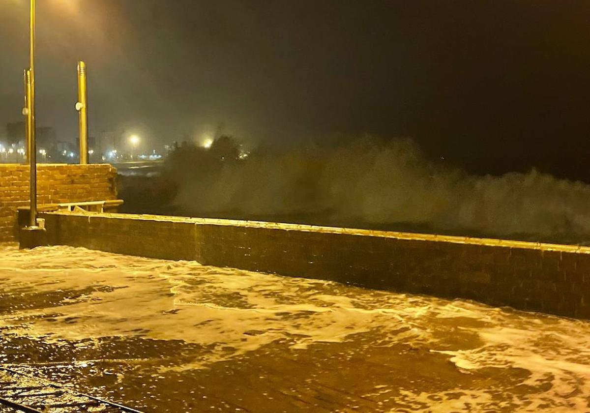 El fuerte viento y la mala mar provocan inundaciones en San Cristóbal