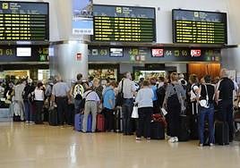 Turistas en el Aeropuerto de Gran Canaria.