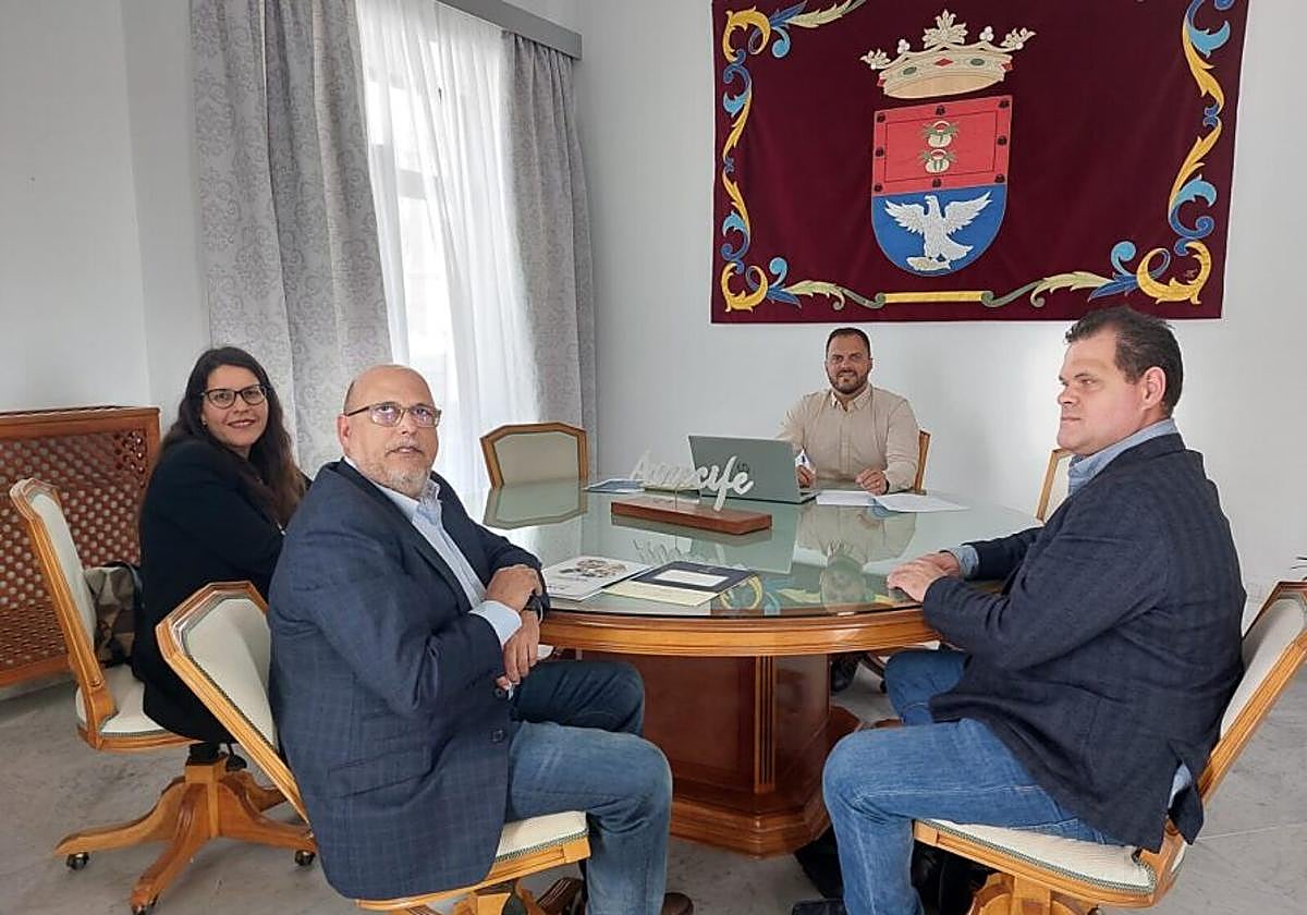 Representantes de la ONCE con el alcalde de Arrecife.