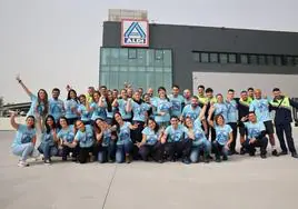 El grupo de corredores de Aldi posa con su mejor sonrisa en su centro logístico de Arinaga.