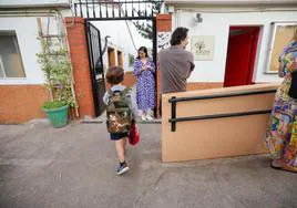 Un alumno entra en el colegio Kaizen Montessori.