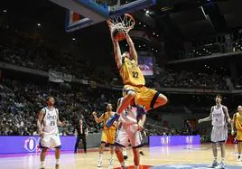 Jaycee Carroll machaca el aro en el duelo de la Copa del Rey ante el Real Madrid en 2011.