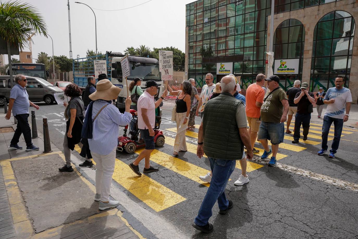 La Isleta reivindica el doble sentido de la calle José Guerra