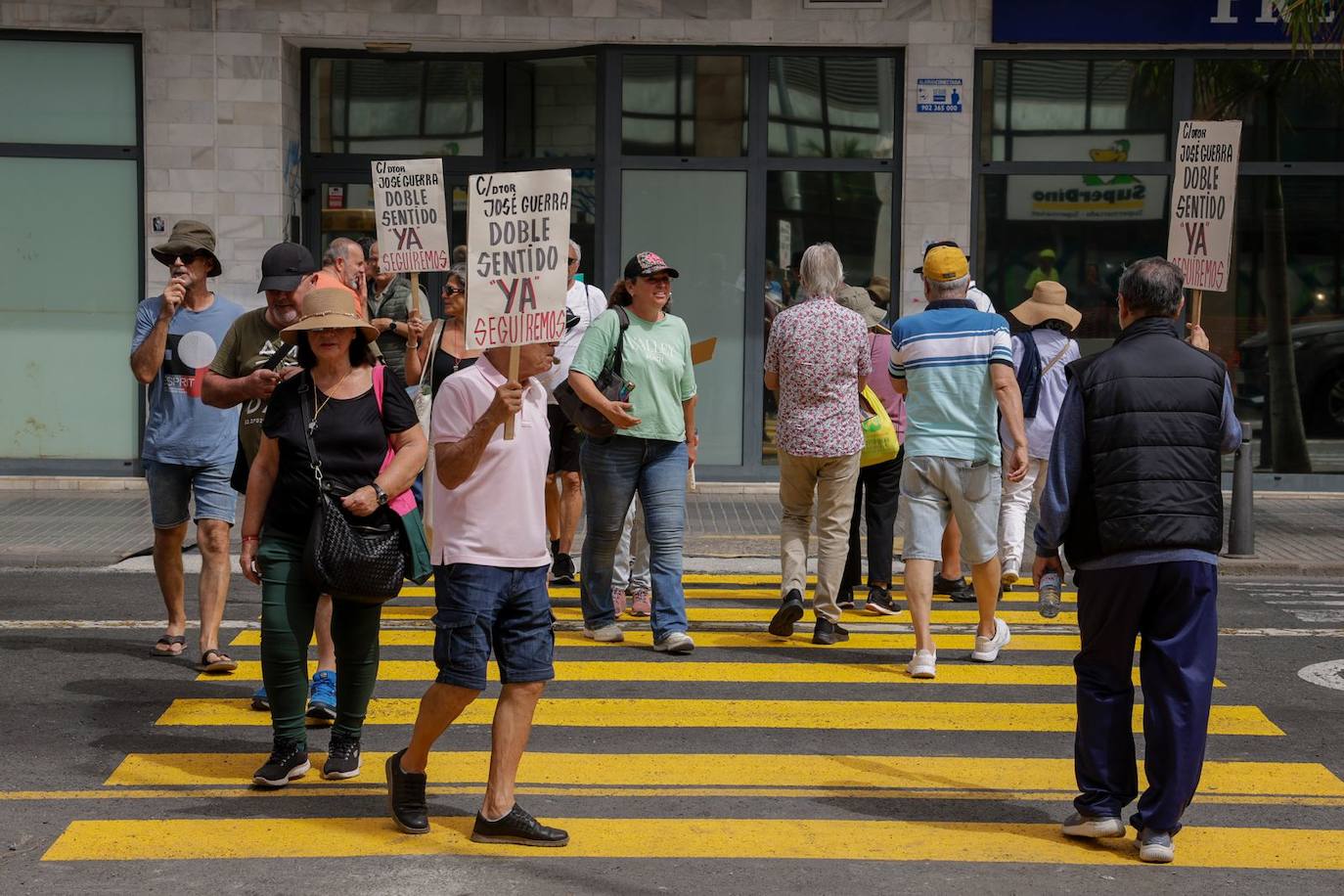 La Isleta reivindica el doble sentido de la calle José Guerra