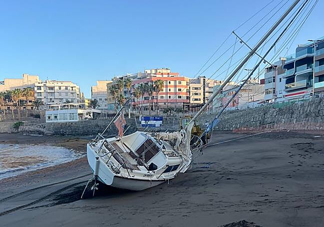 Así se ha pasado estas dos semanas el velero en la playa de Las Marañuelas.