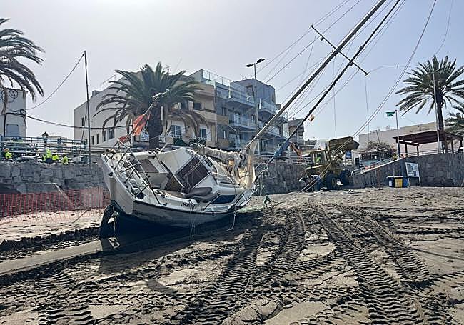 El velero y las huellas del tractor que colaboró en la maniobra.