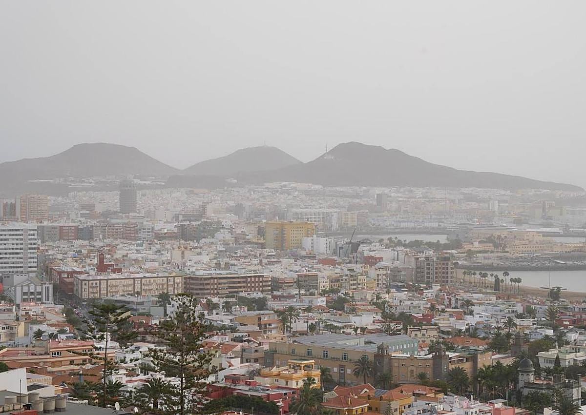 Imagen secundaria 1 - Imágenes de la calima este jueves en Las Palmas de Gran Canaria