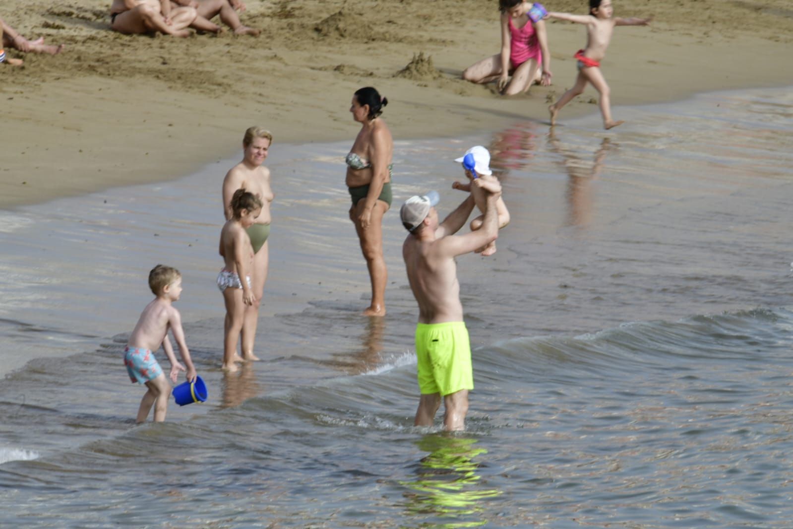 Chapuzón en Las Canteras para combatir el calor