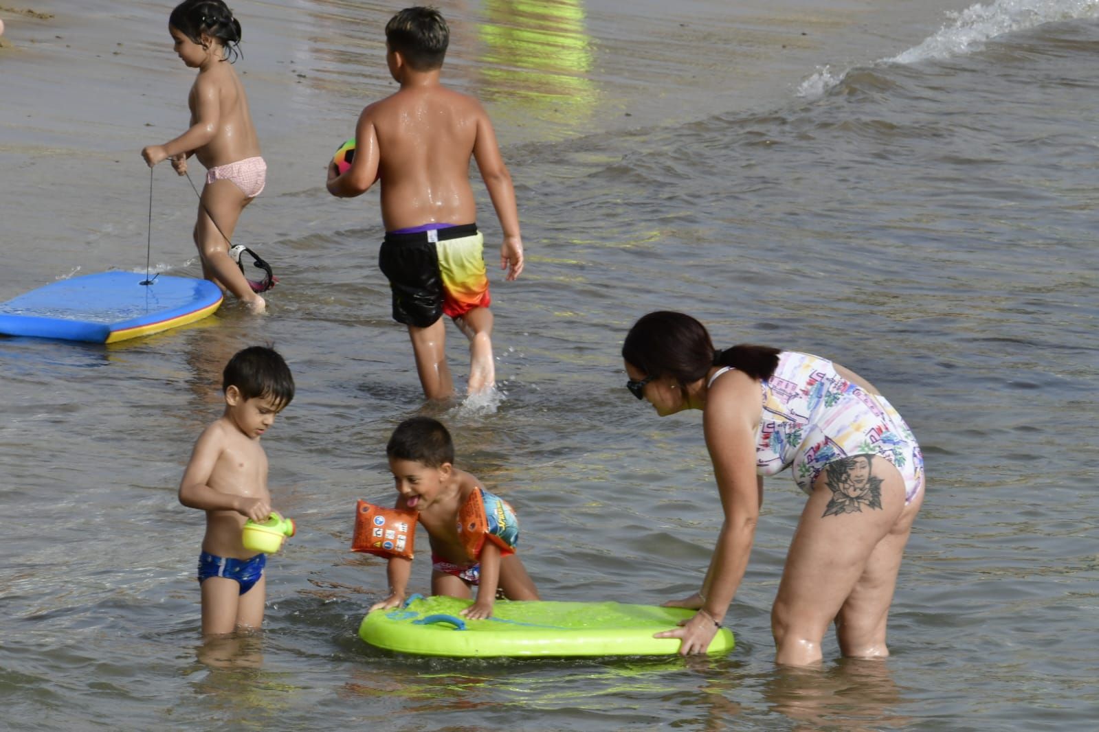 Chapuzón en Las Canteras para combatir el calor
