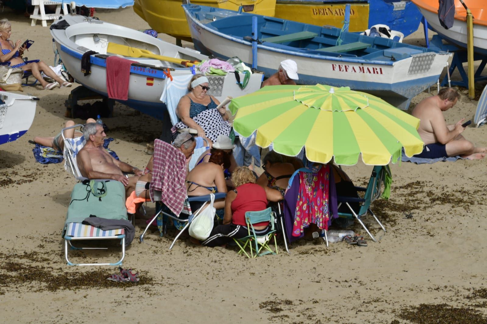 Chapuzón en Las Canteras para combatir el calor