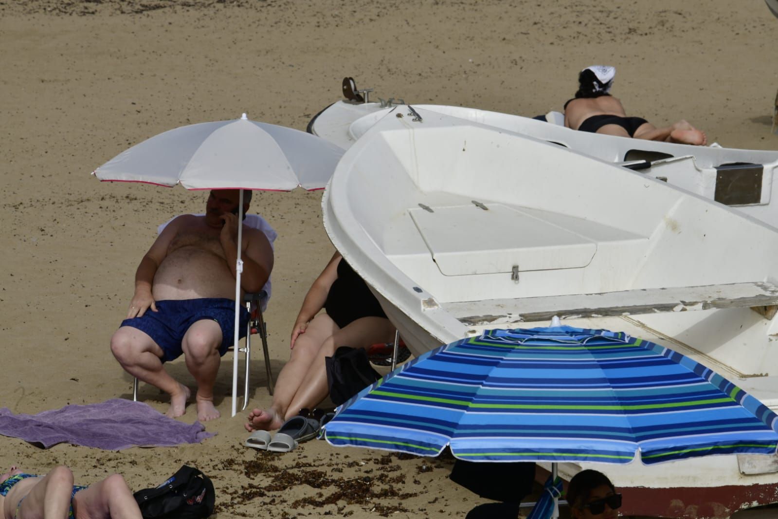 Chapuzón en Las Canteras para combatir el calor