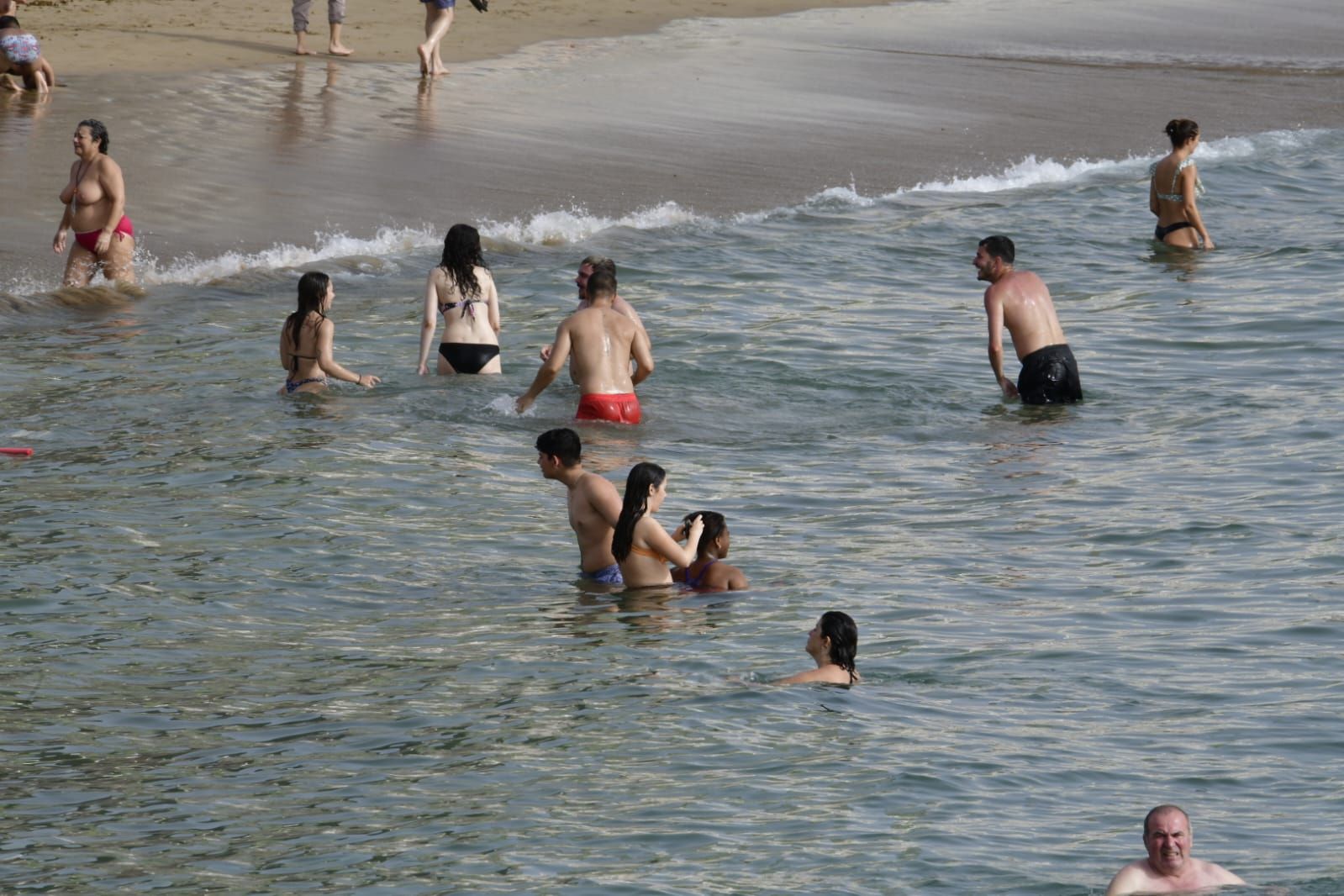 Chapuzón en Las Canteras para combatir el calor