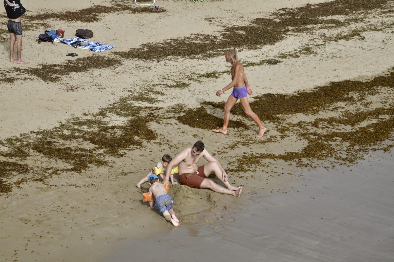 Chapuzón en Las Canteras para combatir el calor