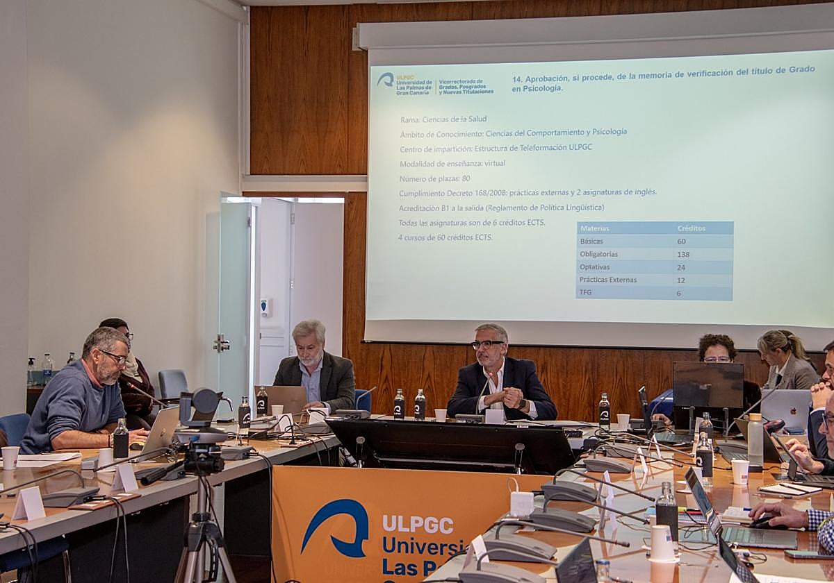 El profesor José Juan Castro (i), junto al rector, Lluís Serra (c), durante el Consejo en el que se aprobó la implantación de Psicología en la ULPGC.