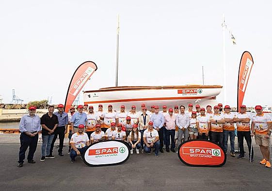 Tripulación, autoridades y bote del SPAR Guerra del Río para 2024.