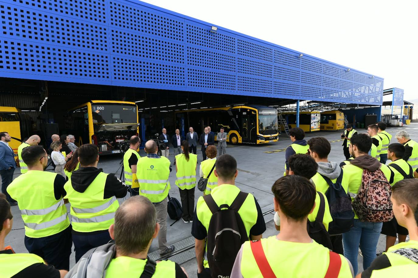 La presentación de las cuatro guaguas 100% eléctricas, en imágenes