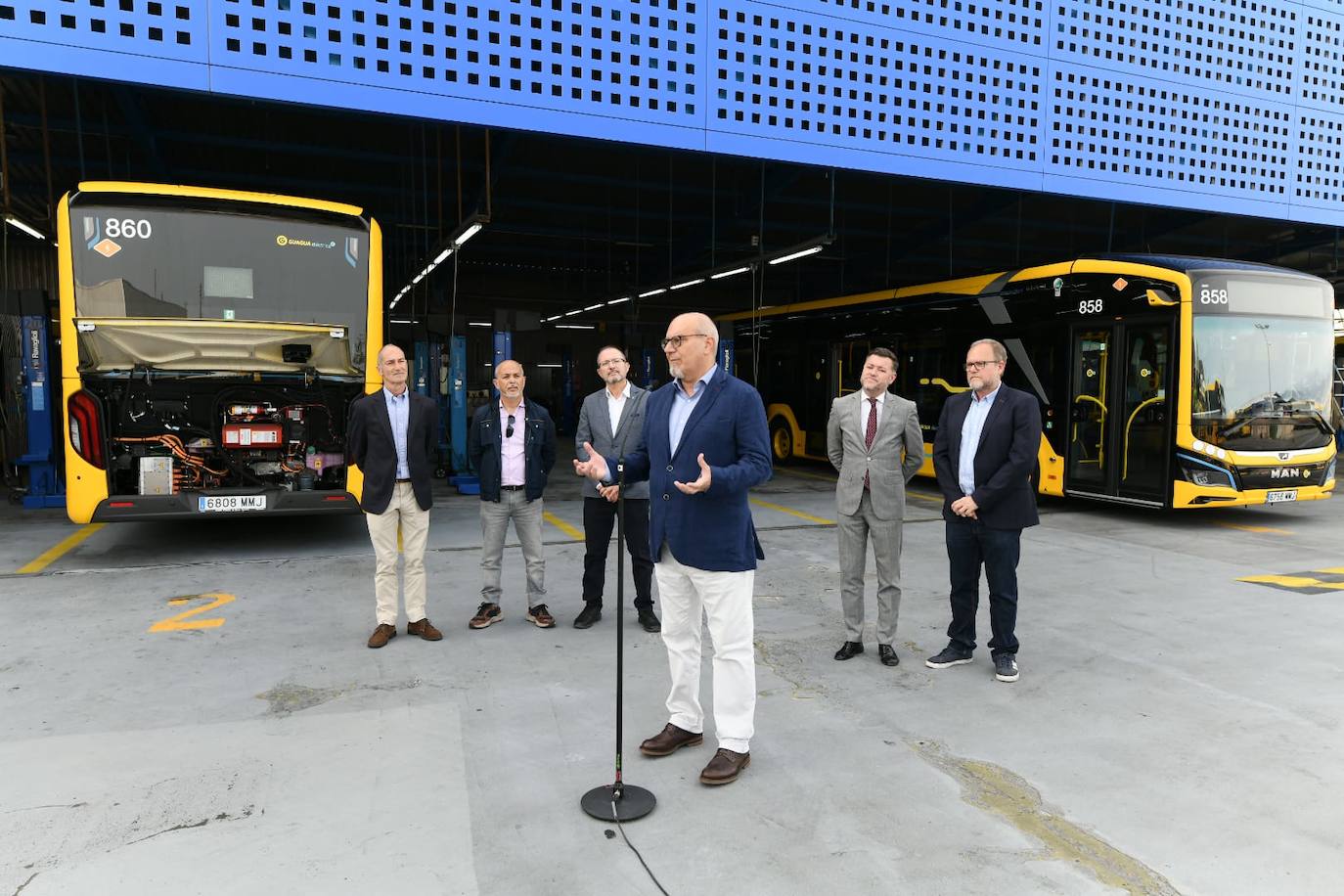 La presentación de las cuatro guaguas 100% eléctricas, en imágenes