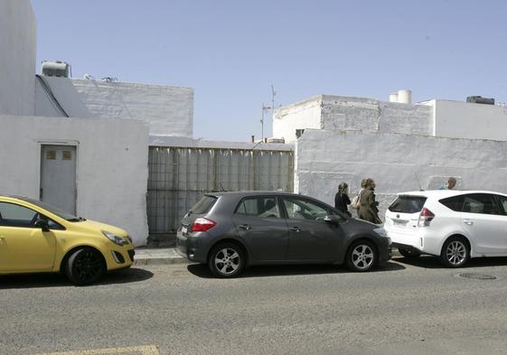 Exterior del solar ubicado en la calle La Carmen.