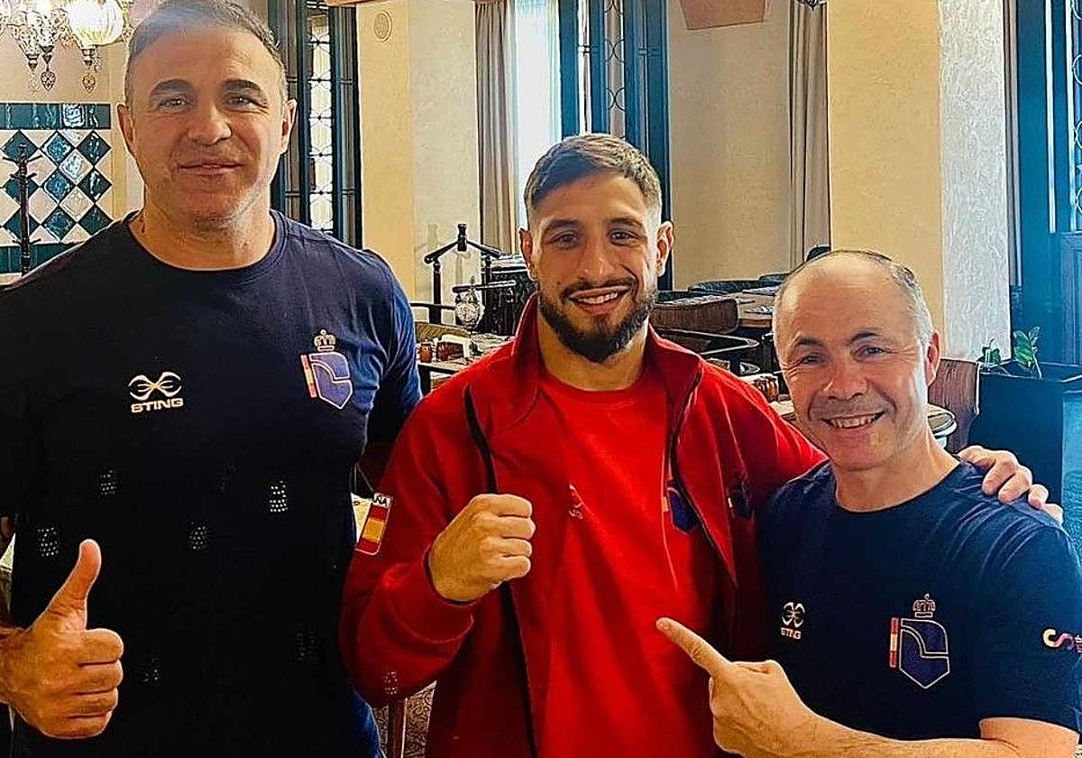 Carmona, flanqueado por Carlos Formento y Rafael Lozano, en su hotel de concentración en Tashkent.