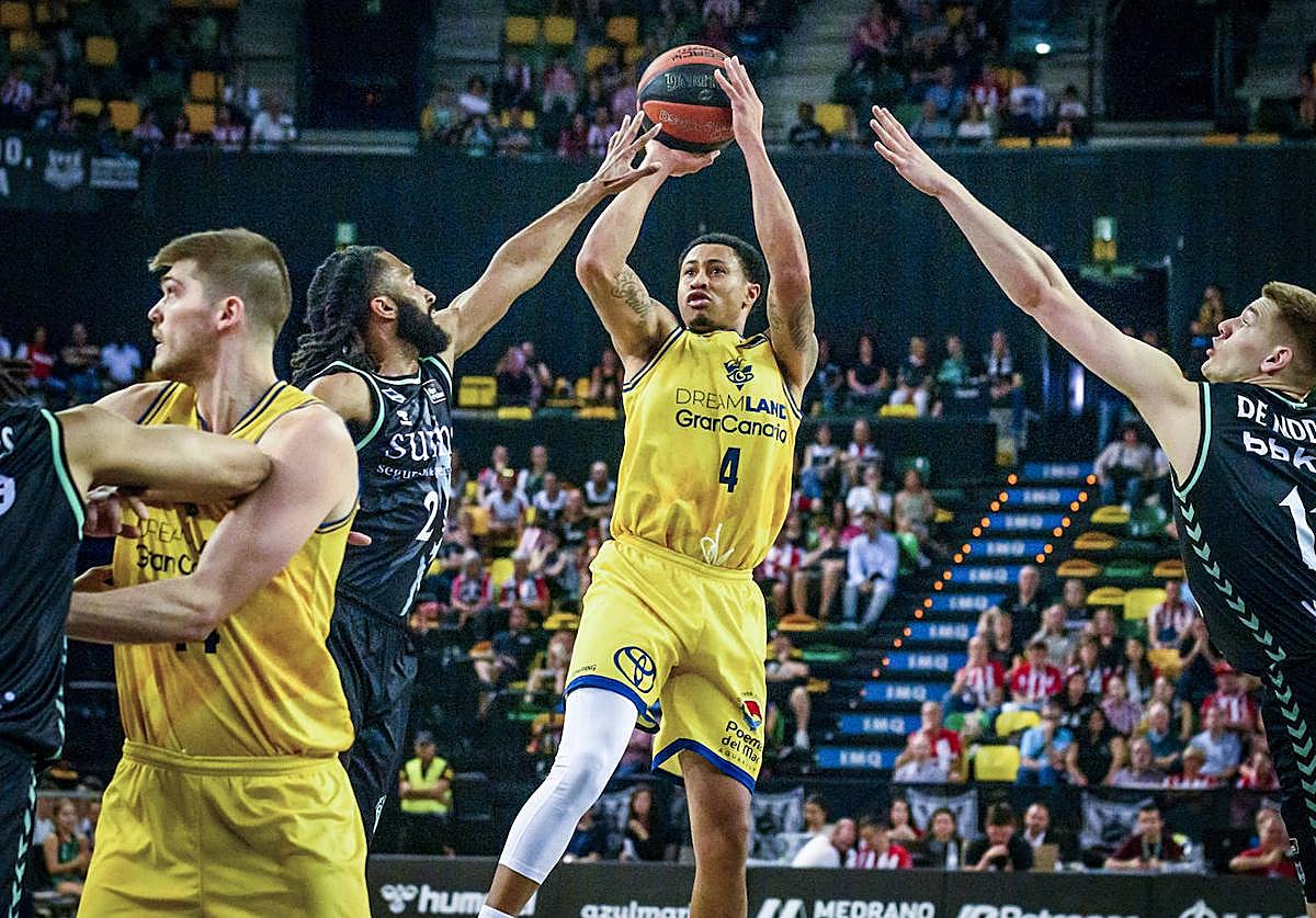 AJ Slaughter lanza a canasta en el encuentro en Bilbao.