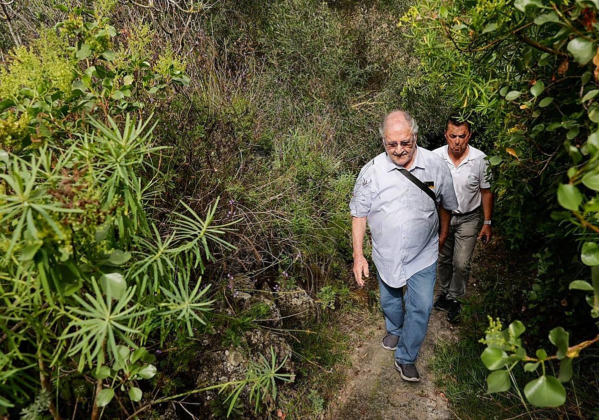 Imagen principal - El camino se hunde en ocasiones por el mal estado de la tubería. 