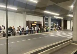 Cola formada por los viajeros en el aeropuerto de Gran Canaria, durante la madrugada de este sábado, a la espera de taxi.