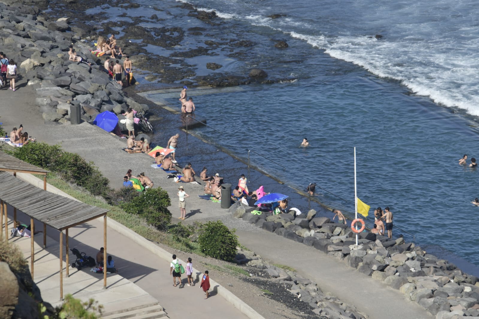La playa como remedio para el calor y la calima