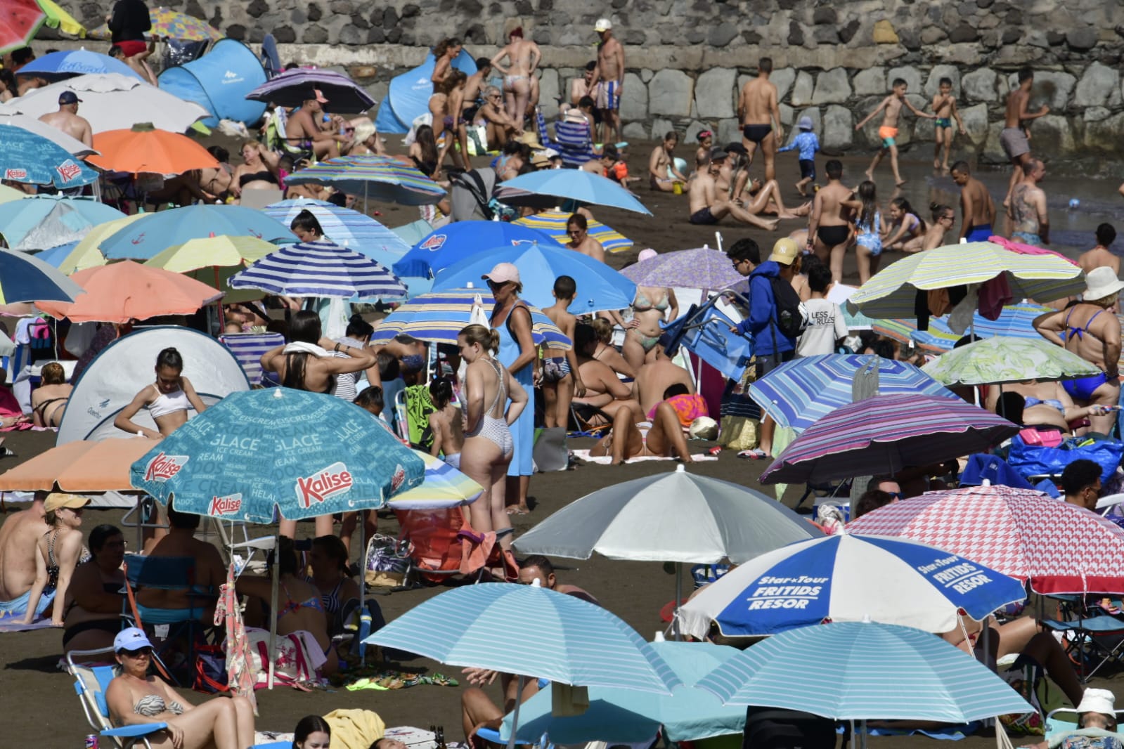 La playa como remedio para el calor y la calima
