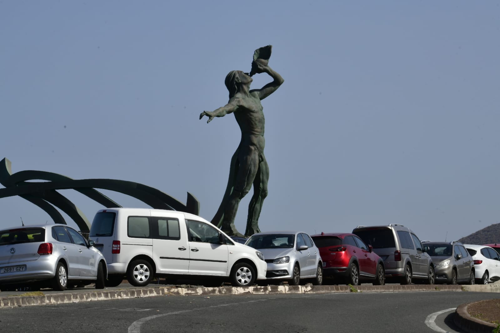 La playa como remedio para el calor y la calima