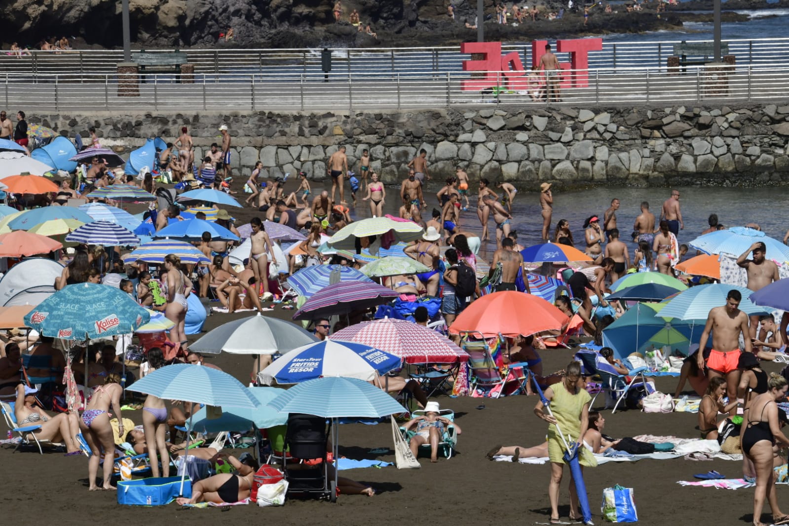 La playa como remedio para el calor y la calima