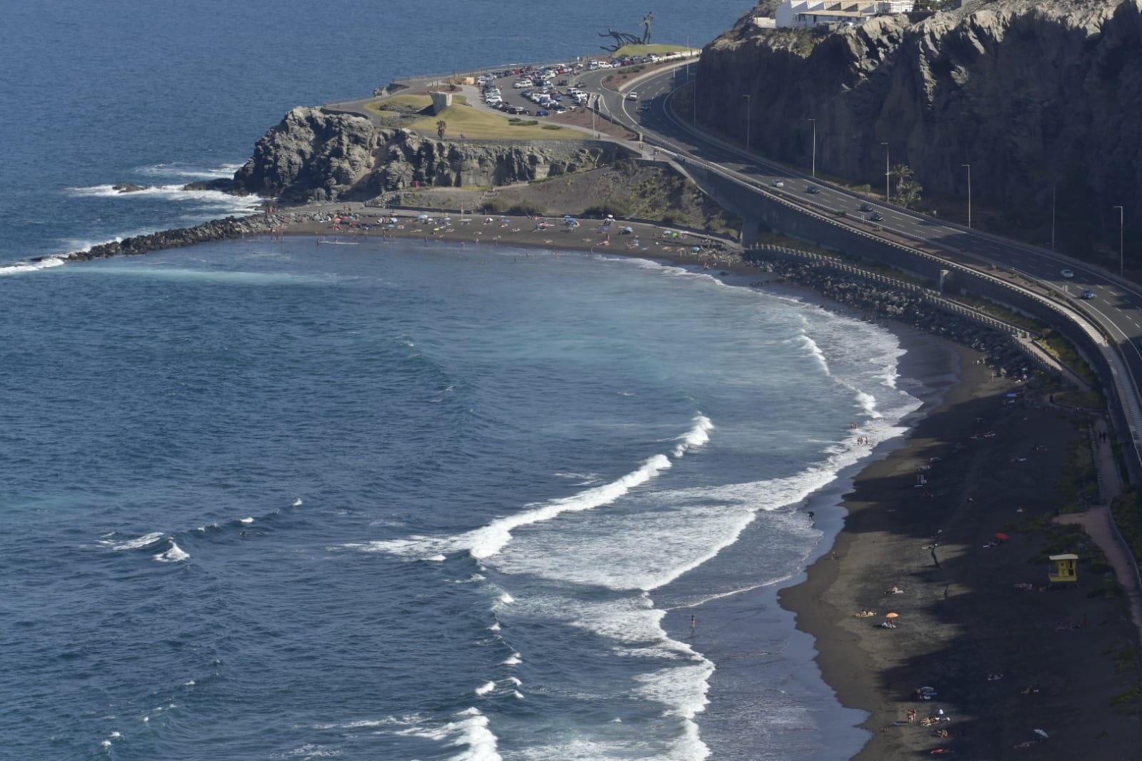 La playa como remedio para el calor y la calima