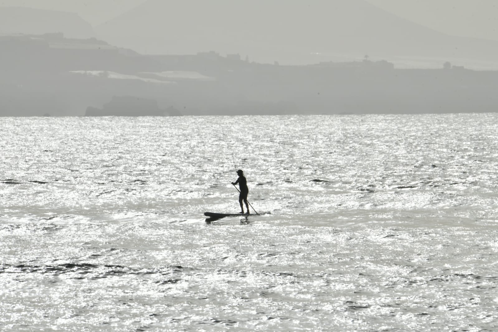 La playa como remedio para el calor y la calima