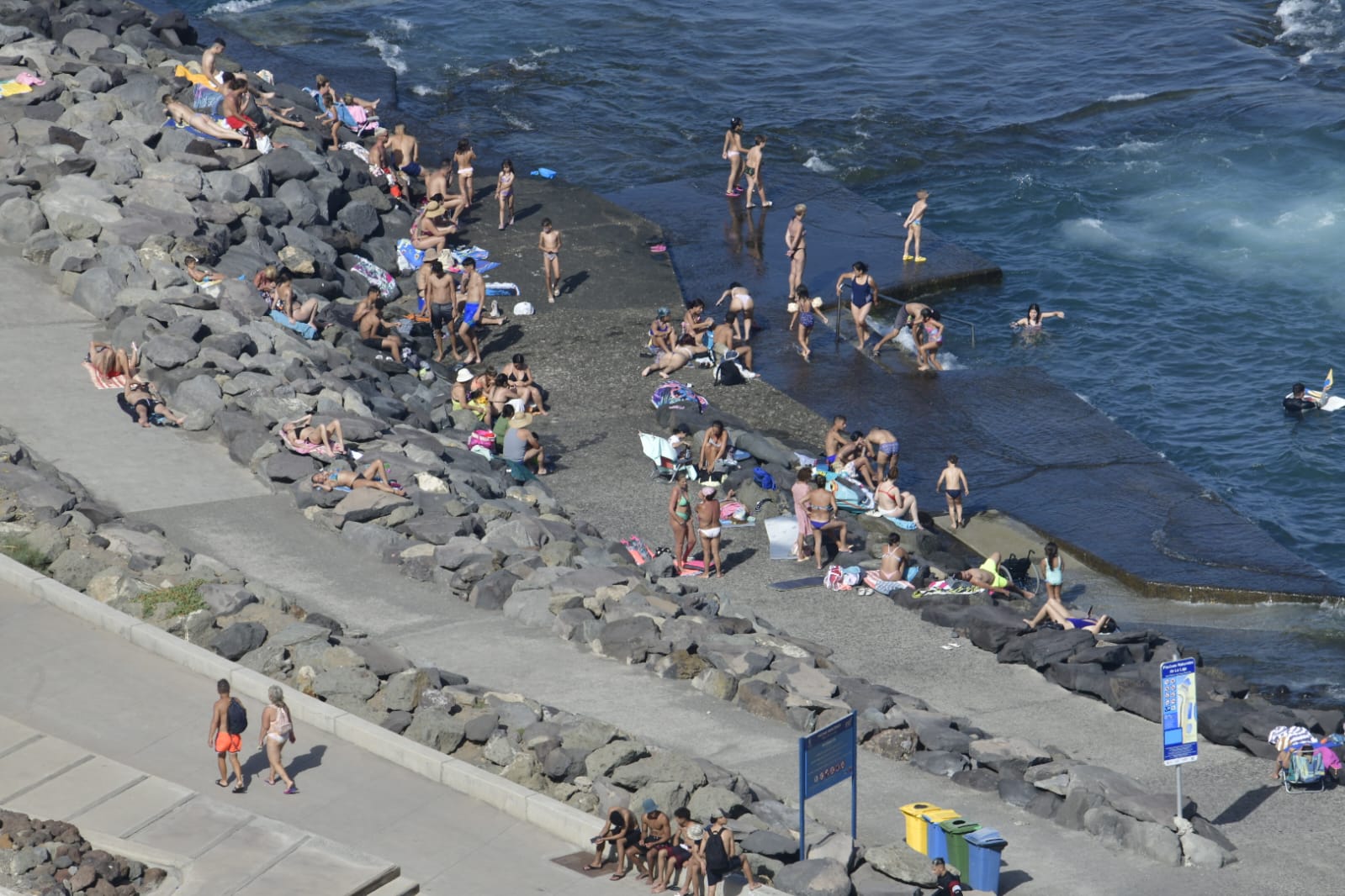 La playa como remedio para el calor y la calima