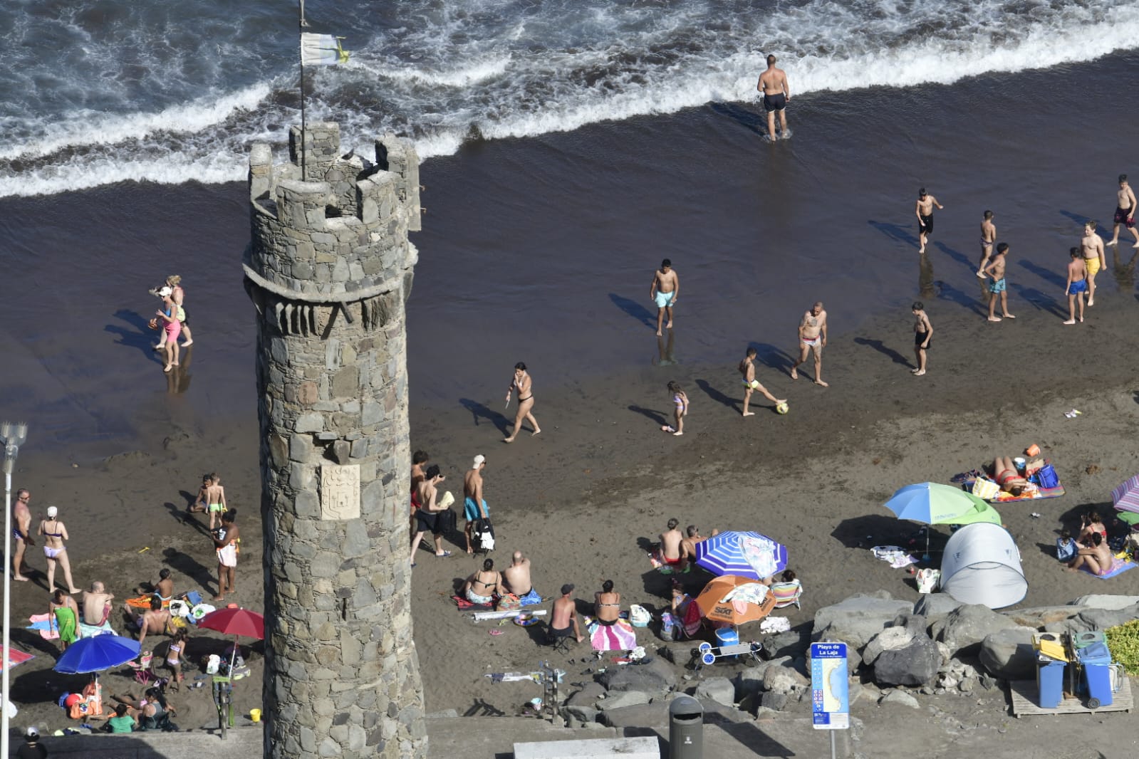 La playa como remedio para el calor y la calima