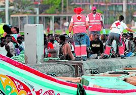 Cerca de un centenar de migrantes fueron trasladados al Puerto de los Cristianos, en Arona (Tenerife).