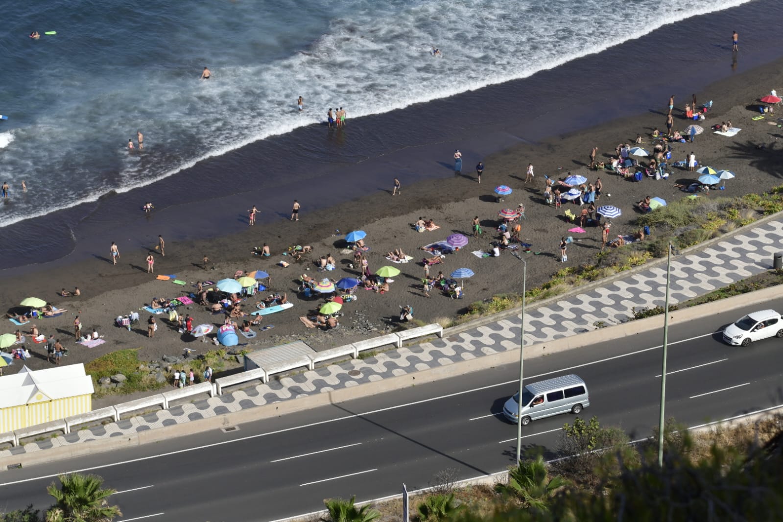 La playa como remedio para el calor y la calima