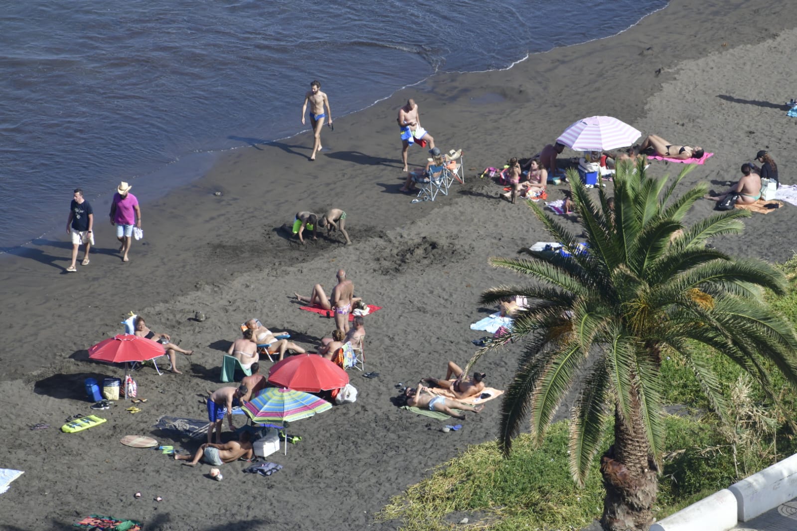 La playa como remedio para el calor y la calima