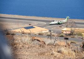 Un avión aterriza en el Aeropuerto de La Gomera.