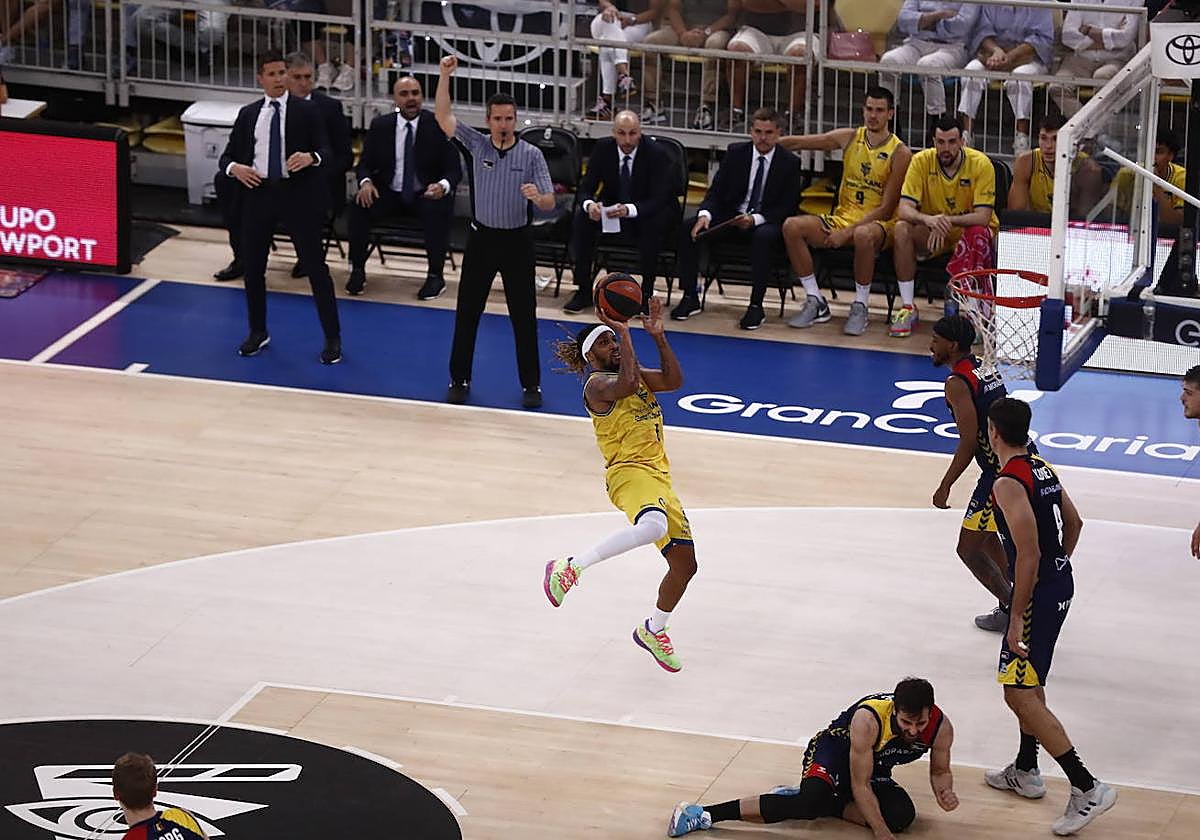 Andrew Albicy lanza a canasta.