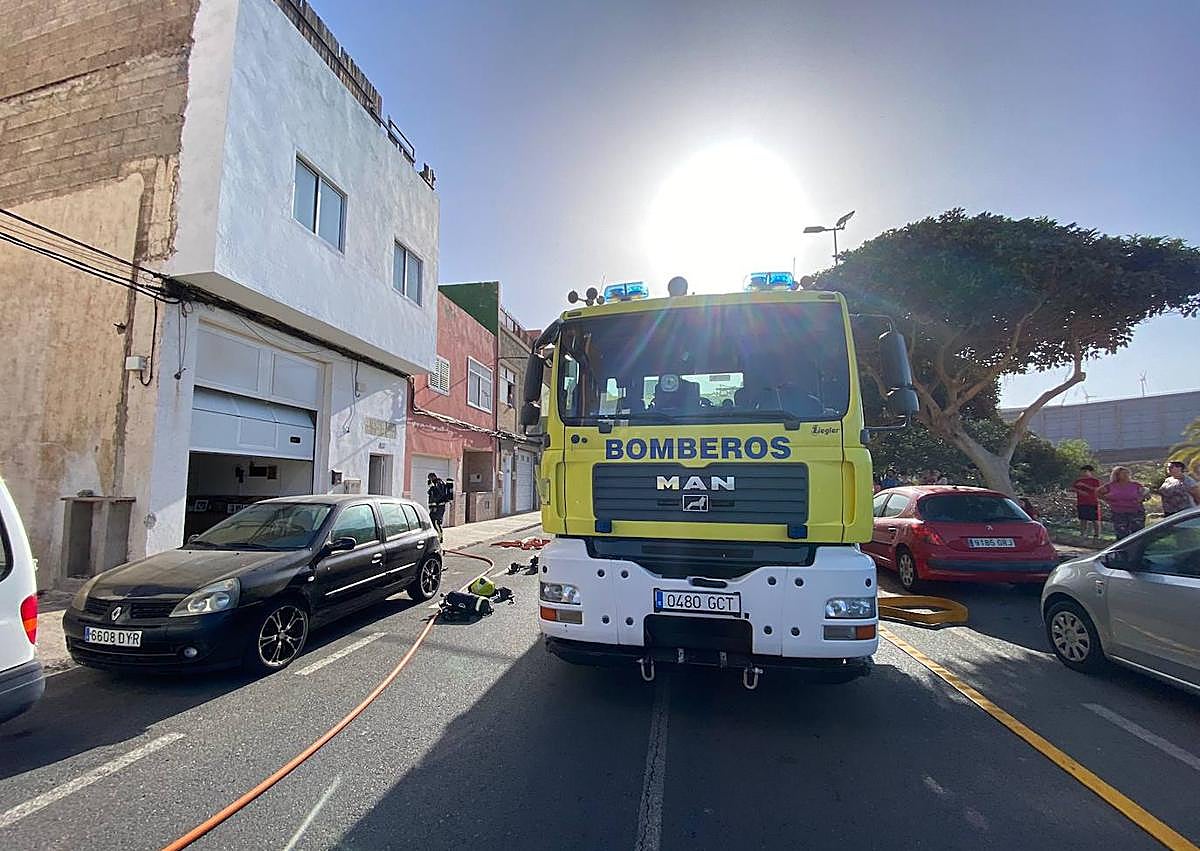 Imagen secundaria 1 - Susto en Vecindario: dos personas, entre ellas un menor, afectadas por el incendio de una vivienda