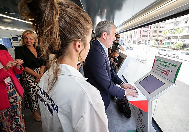 Fernando Clavijo, durante la realización de un electrocardiograma.