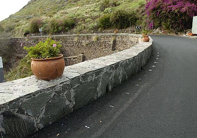 Vista de un tramo viario en Agaete con malecones como medida de seguridad.