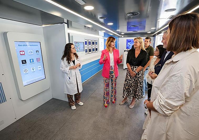 La presidenta del Colegio de Enfermería de Las Palmas, Rita Mendoza (c), explicando el contenido del tráiler de Ruta enfermera.