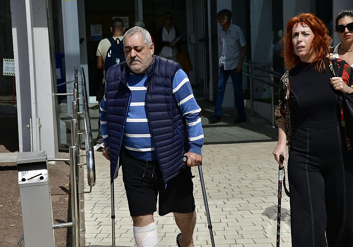 La salida de Miguel Ramos junto a su hijo, en imágenes