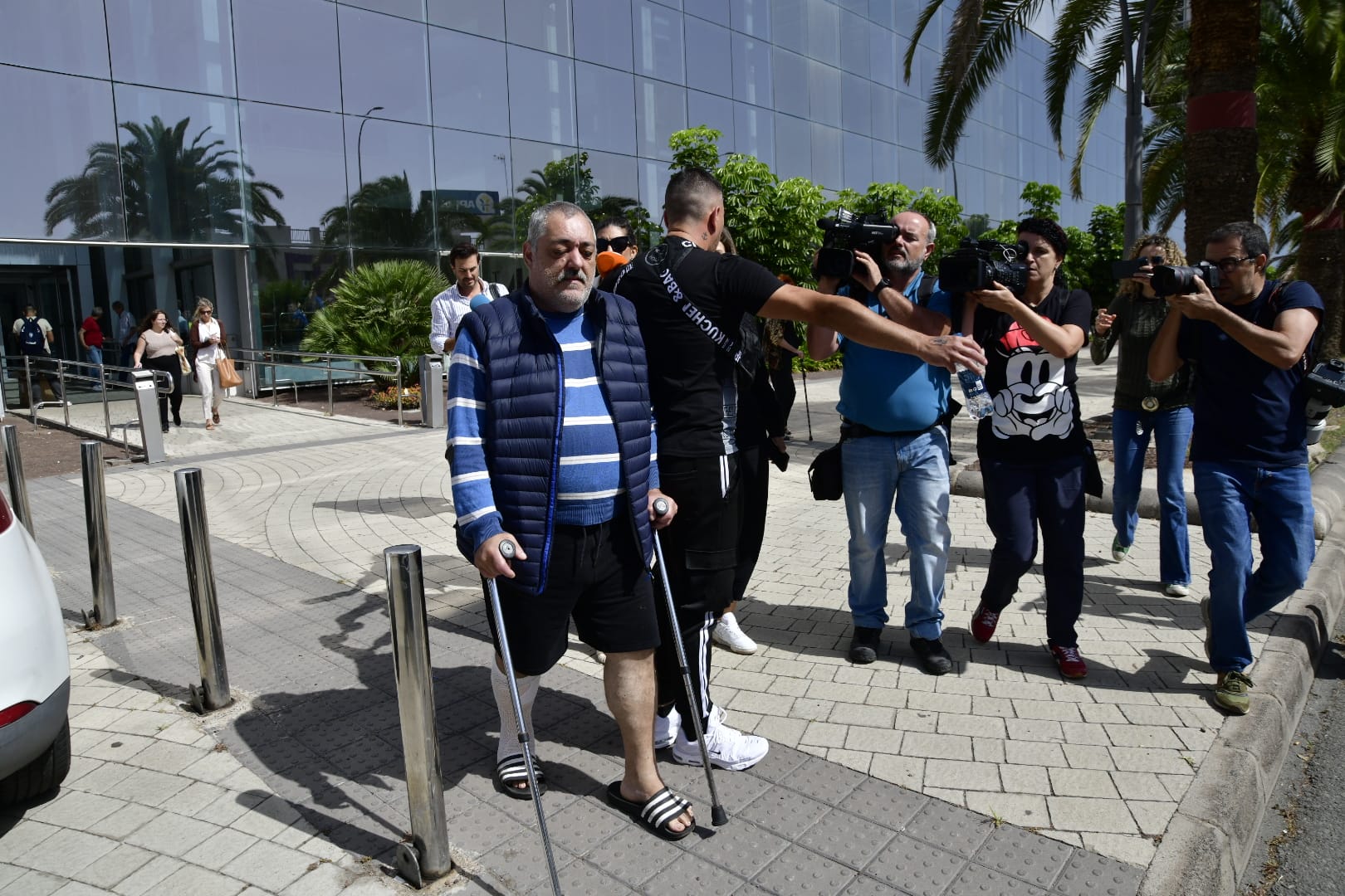 La salida de Miguel Ramos junto a su hijo, en imágenes