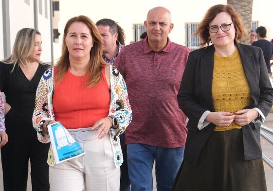 La presidenta Lola García, el consejero de Acción Social, Víctor Alonso, y Candelaria Delgado, consejera de Bienestar Social del Gobierno de Canarias.