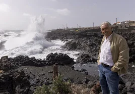 José Manuel Espiño Meilán, en la costa de La Garita, cerca del bufadero. El autor desvela que hay otros dos en el litoral teldense.