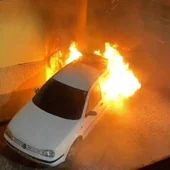 Imagen del incendio del coche en el barrio del Sequero.
